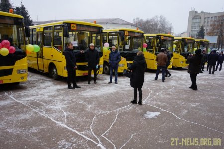 16 шкільних автобусів отримали громади області