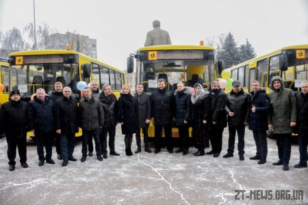 16 шкільних автобусів отримали громади області