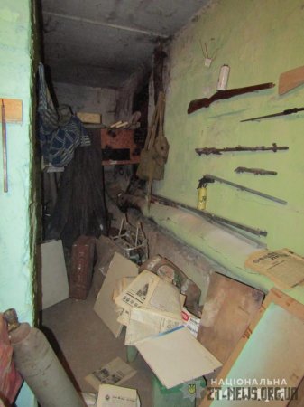 На Житомирщині чоловік облаштував у підвалі багатоповерхівки "музей" боєприпасів