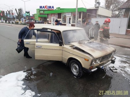 На Житомирщині посеред дороги загорівся ВАЗ