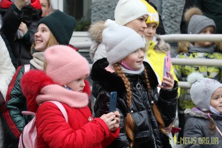 Вулицями Житомира їздив Святий Миколай на урочисто прикрашеному автомобілі
