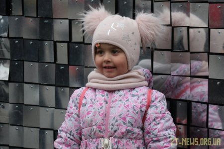 Вулицями Житомира їздив Святий Миколай на урочисто прикрашеному автомобілі