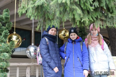 Вулицями Житомира їздив Святий Миколай на урочисто прикрашеному автомобілі