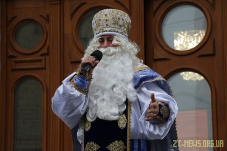 Вулицями Житомира їздив Святий Миколай на урочисто прикрашеному автомобілі