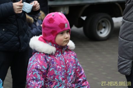 Вулицями Житомира їздив Святий Миколай на урочисто прикрашеному автомобілі