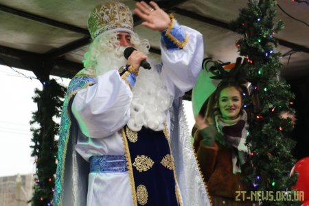 Вулицями Житомира їздив Святий Миколай на урочисто прикрашеному автомобілі