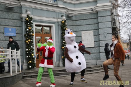 Вулицями Житомира їздив Святий Миколай на урочисто прикрашеному автомобілі