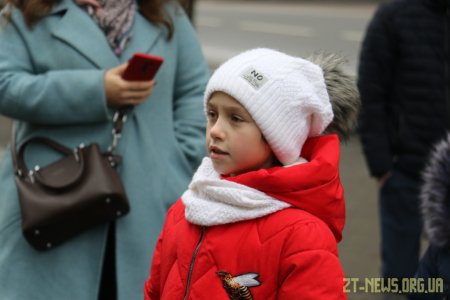 Вулицями Житомира їздив Святий Миколай на урочисто прикрашеному автомобілі