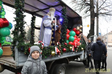 Вулицями Житомира їздив Святий Миколай на урочисто прикрашеному автомобілі