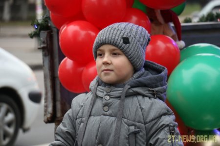 Вулицями Житомира їздив Святий Миколай на урочисто прикрашеному автомобілі