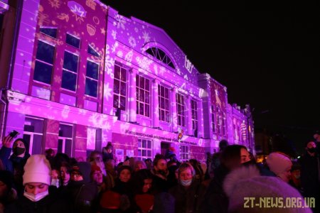 В день Святого Миколая урочисто відкрили живу ялинку на Михайлівській