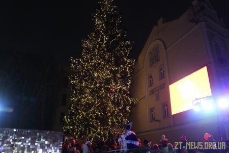 В день Святого Миколая урочисто відкрили живу ялинку на Михайлівській
