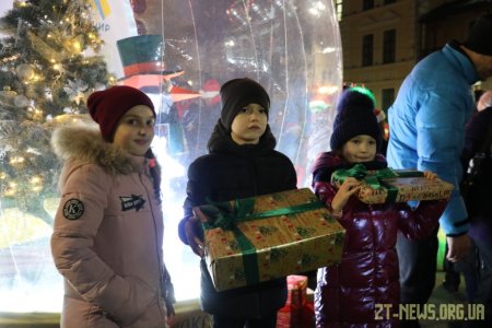 В день Святого Миколая урочисто відкрили живу ялинку на Михайлівській
