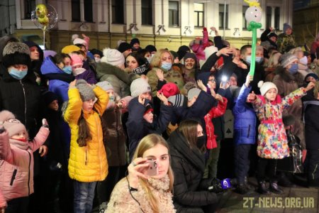 В день Святого Миколая урочисто відкрили живу ялинку на Михайлівській