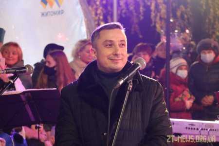 В день Святого Миколая урочисто відкрили живу ялинку на Михайлівській