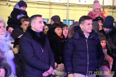 В день Святого Миколая урочисто відкрили живу ялинку на Михайлівській