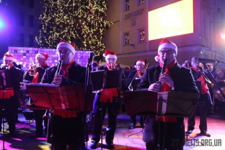 В день Святого Миколая урочисто відкрили живу ялинку на Михайлівській