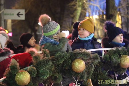 В день Святого Миколая урочисто відкрили живу ялинку на Михайлівській