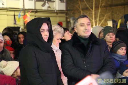 В день Святого Миколая урочисто відкрили живу ялинку на Михайлівській