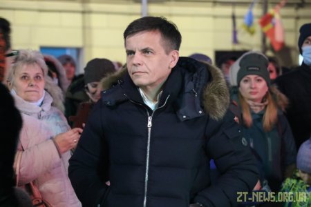 В день Святого Миколая урочисто відкрили живу ялинку на Михайлівській