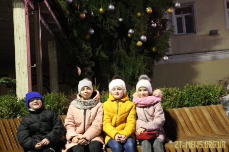 В день Святого Миколая урочисто відкрили живу ялинку на Михайлівській