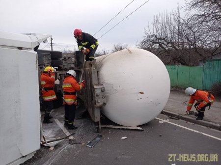 У Житомирі перекинулася автоцистерна з газом