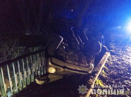В Житомирській області на мосту ВАЗ перекинувся на дах