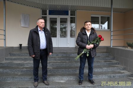 На фасаді будівлі дитячої лікарні встановили меморіальну дошку Володимиру Башеку