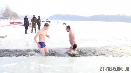 Не дивлячись на заборони житомиряни самотужки прорубали ополонку для купання у річці Тетерів