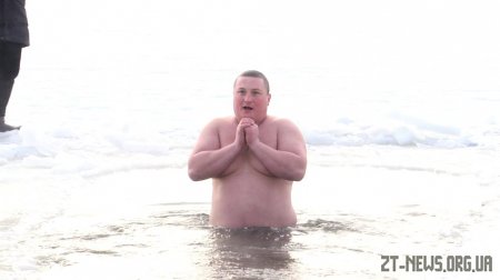 Не дивлячись на заборони житомиряни самотужки прорубали ополонку для купання у річці Тетерів
