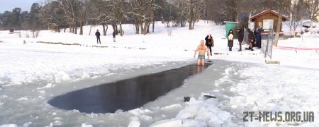 Не дивлячись на заборони житомиряни самотужки прорубали ополонку для купання у річці Тетерів