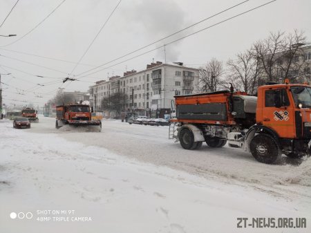 Триває прибирання вулиць міста від снігу