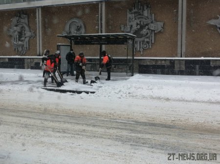 Триває прибирання вулиць міста від снігу