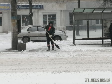 Триває прибирання вулиць міста від снігу