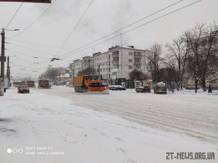 Триває прибирання вулиць міста від снігу