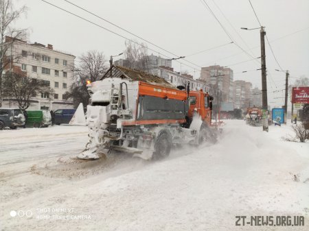 Триває прибирання вулиць міста від снігу