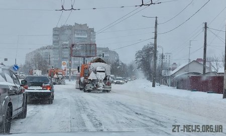 Триває прибирання вулиць міста від снігу