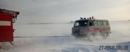 На Житомирщині дівчину через замети везли до лікарні кіньми, пожежним авто та автомобілем швидкої
