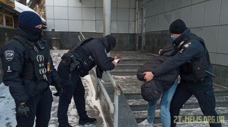 У центрі Житомира чоловік з ножем кидався на перехожих