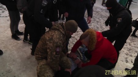 У центрі Житомира чоловік з ножем кидався на перехожих