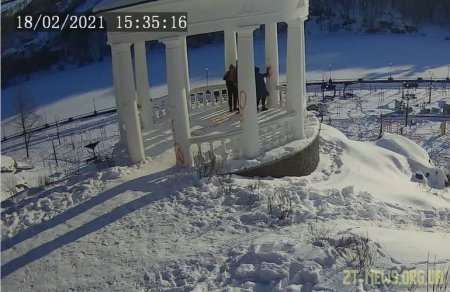 Троє підлітків розмалювали в житомирському парку альтанку