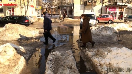 У Житомирі під снігом шукають і чистять зливові решітки