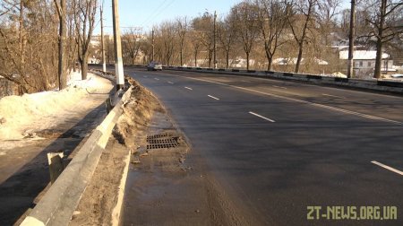 У Житомирі під снігом шукають і чистять зливові решітки
