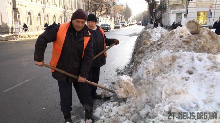 У Житомирі під снігом шукають і чистять зливові решітки