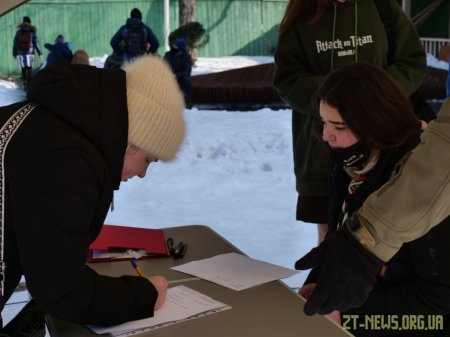 Школярі разом з пластунами відзначили у Житомирі "День Звитяги"