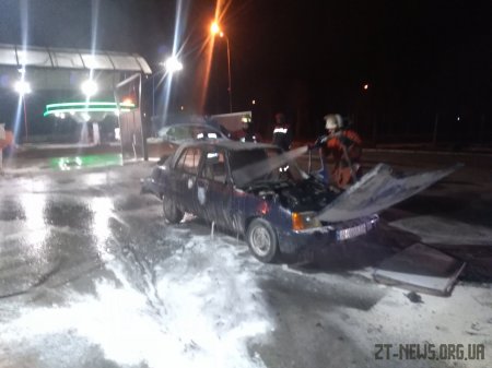 На Житомирщині поблизу мийки АЗС спалахнула автівка: водій у реанімації