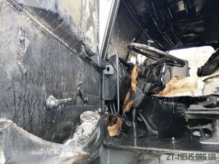 На трасі в Житомирській області під час руху загорілась вантажівка, яка перевозила ліс