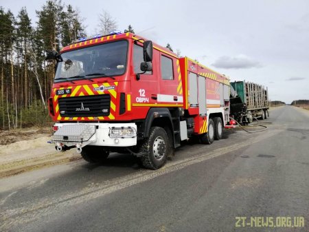На трасі в Житомирській області під час руху загорілась вантажівка, яка перевозила ліс