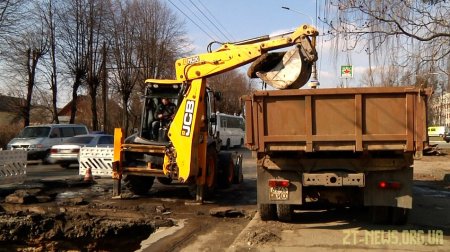 На вулиці Східній прорвало колектор - триває ремонт