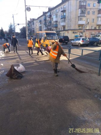 Комунальні служби міста розпочали весняну толоку